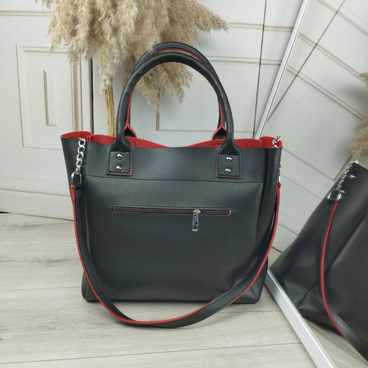 Жіноча сумка чорна з червоним для бізнесу з перегородкою