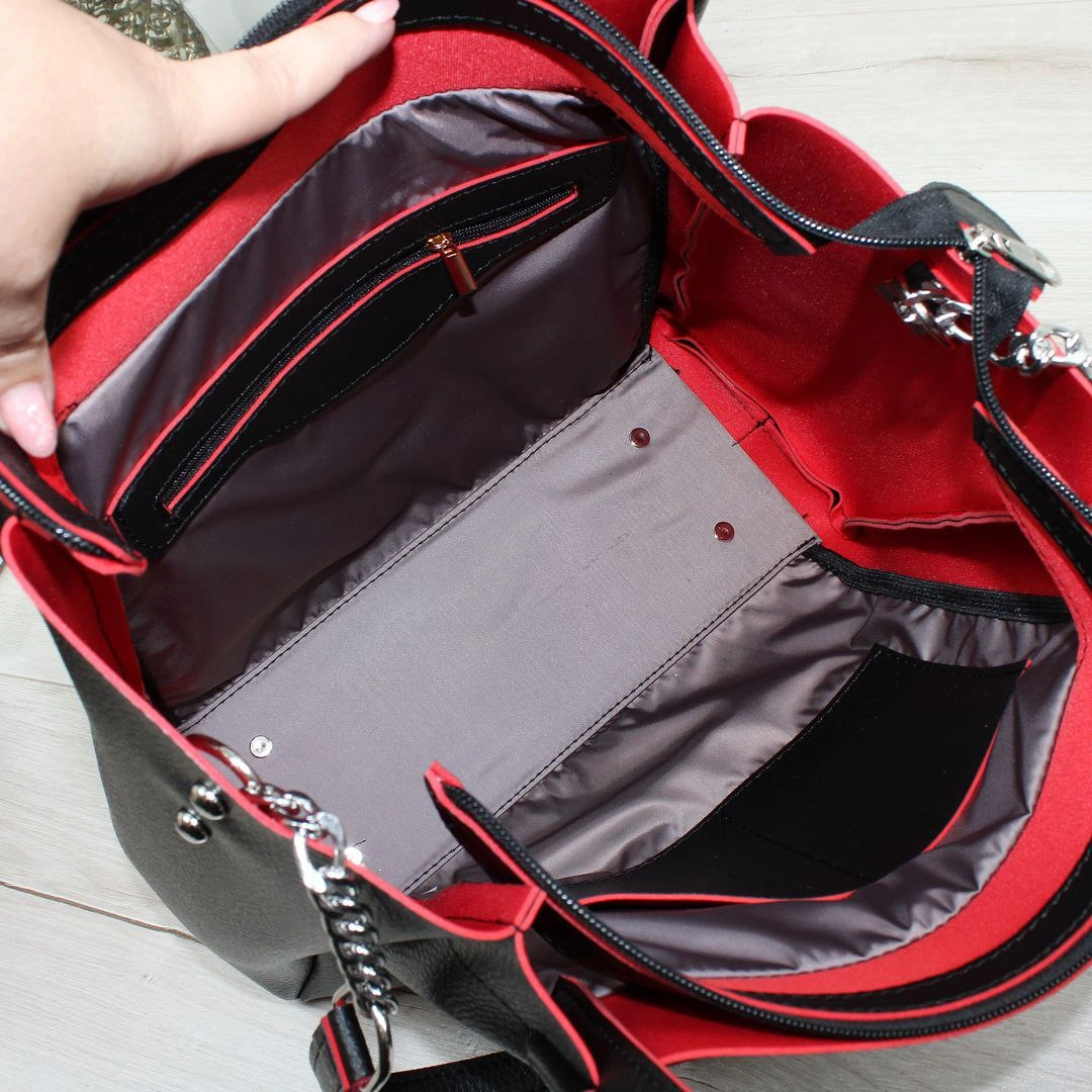 Жіноча сумка чорна з червоним для роботи з срібною фурнітурою