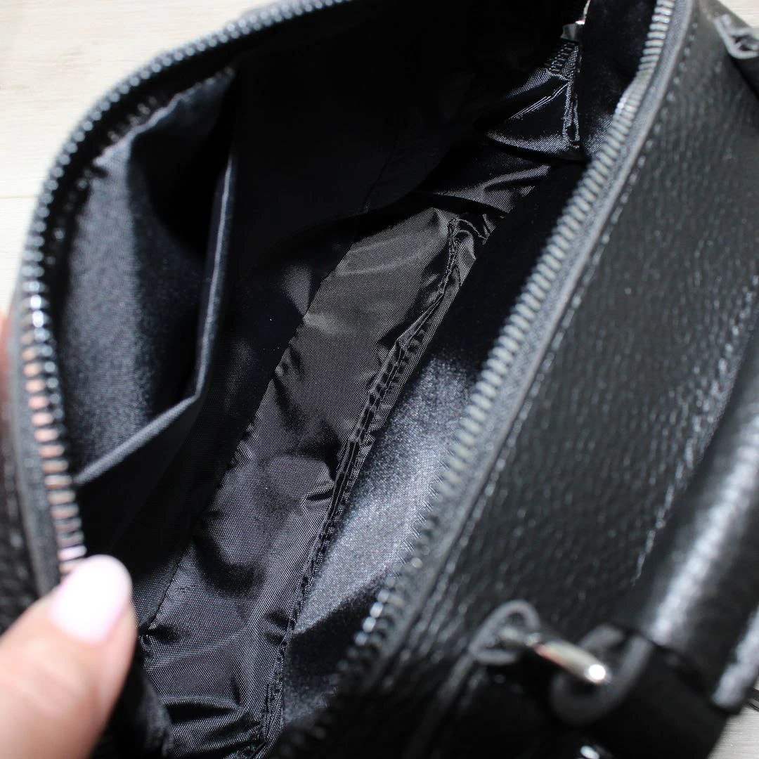 Чорна сумка крос-боді універсальна для подорожей