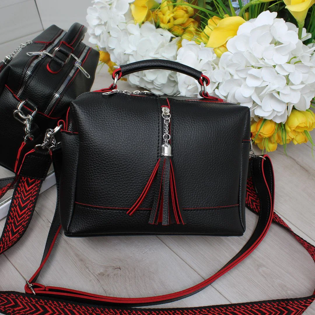 Чорна сумка крос-боді з червоним акцентом для кар'єристки