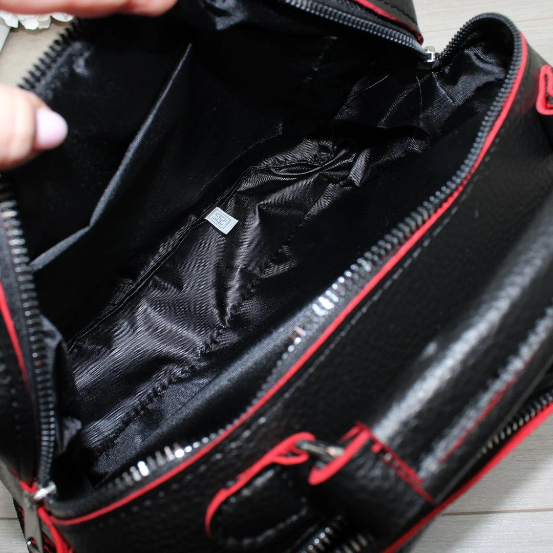 Чорна сумка крос-боді з червоним акцентом для кар'єристки