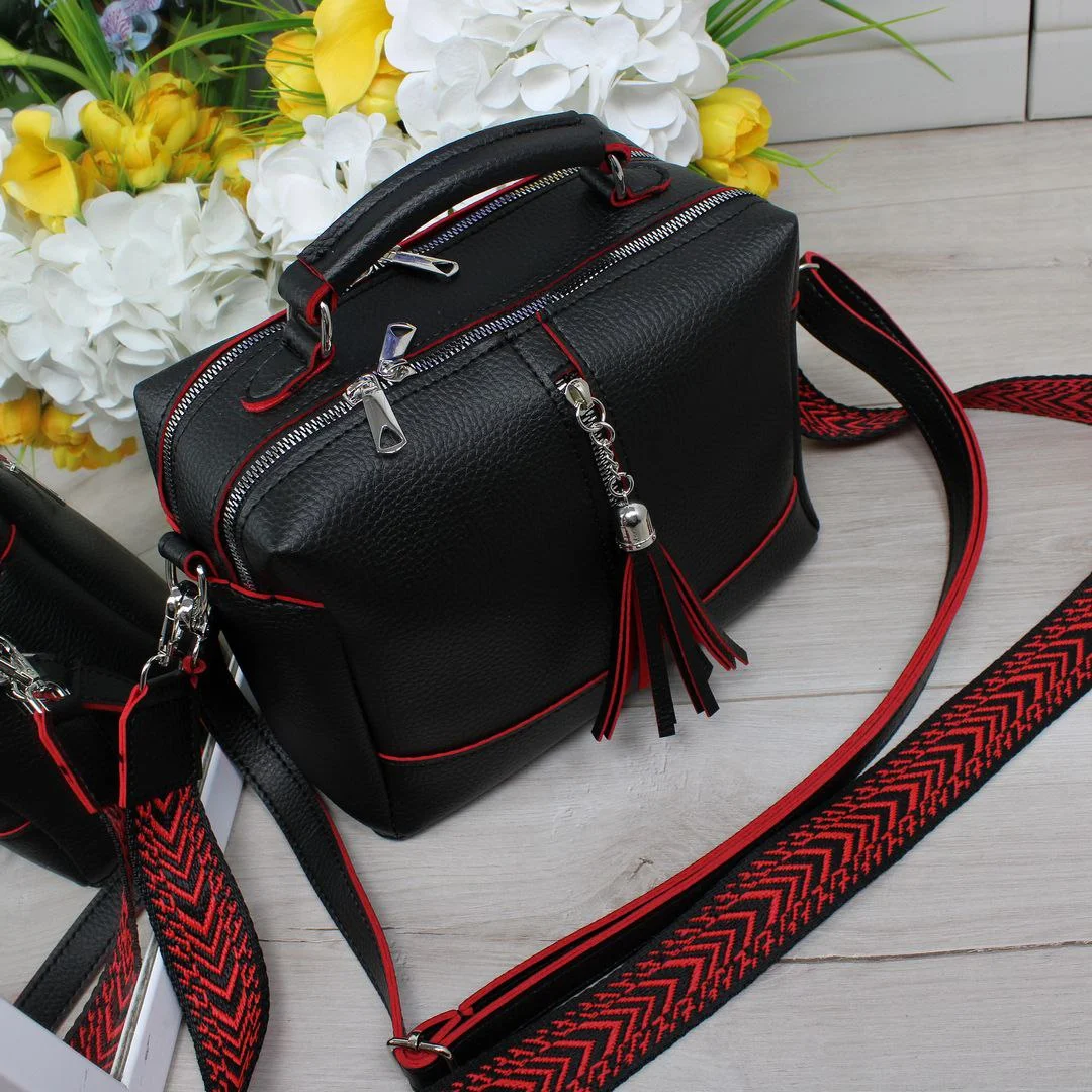 Чорна сумка крос-боді з червоним акцентом для кар'єристки
