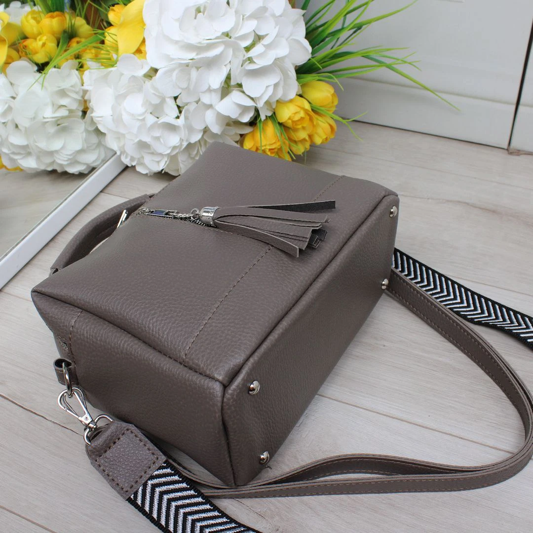 Жіноча сумка крос-боді капучіно з подвійним ременем для мінімалістки