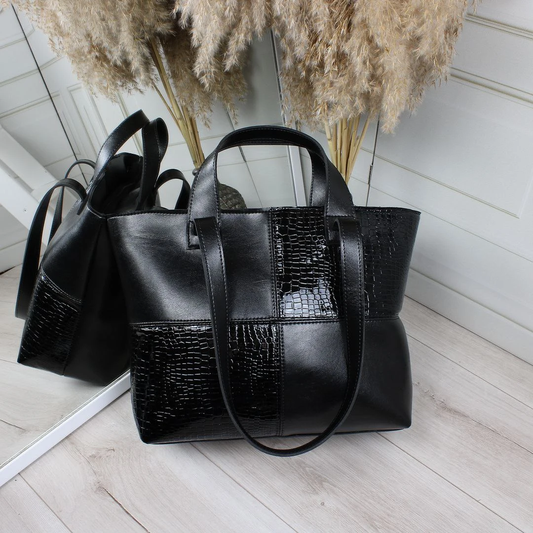 Жіноча сумка чорна класична містка для подорожей з еко-шкіри