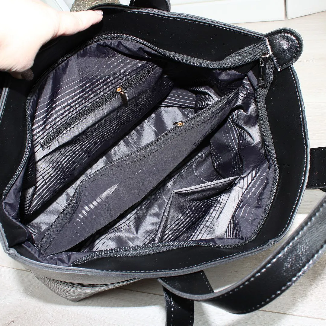 Жіноча сумка чорна класична містка для подорожей з еко-шкіри