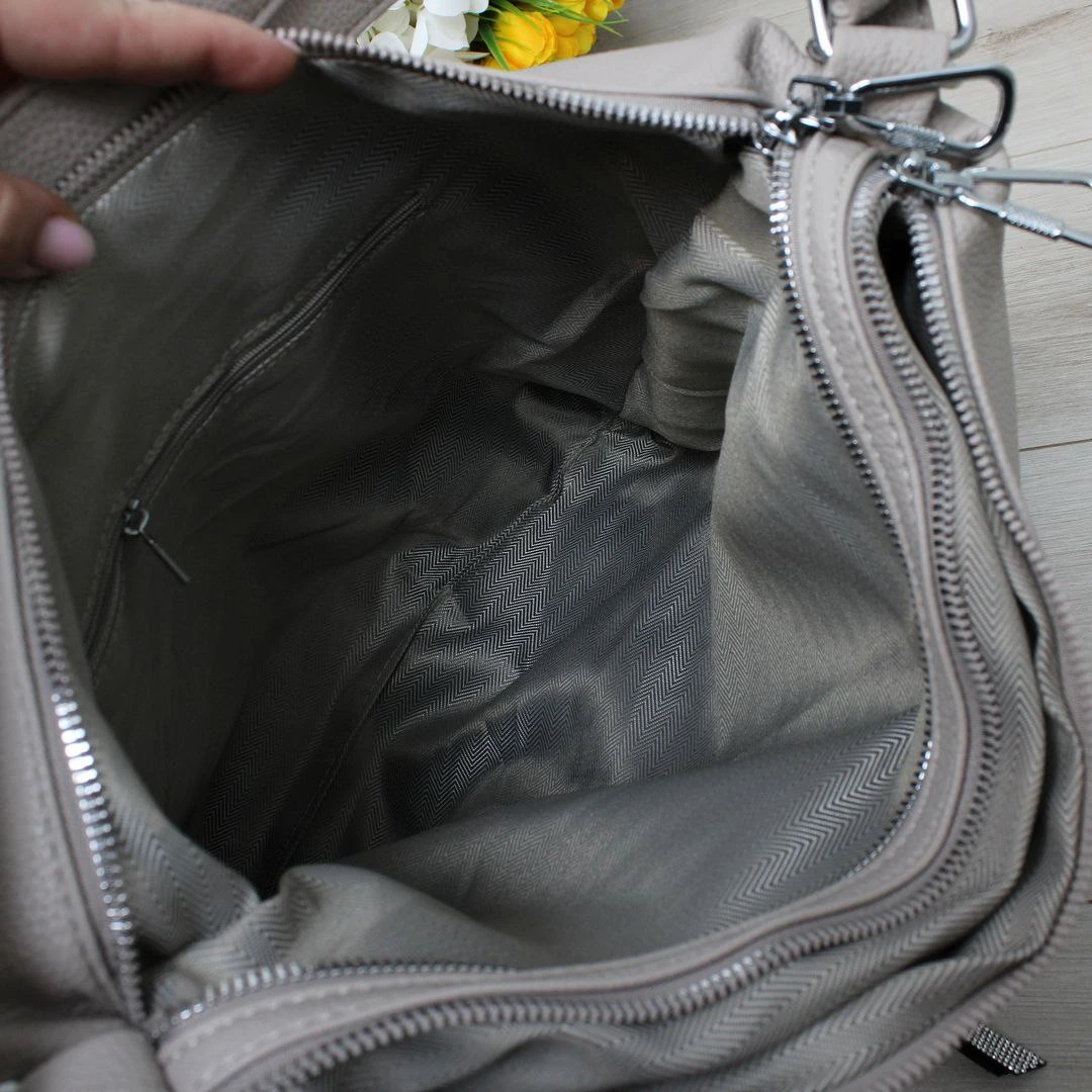 Сіро-бежева сумка-мішок практична для подорожей