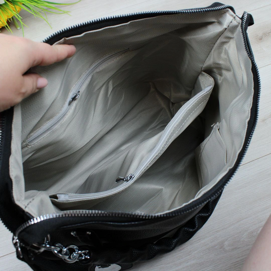 Жіноча ділова сумка-мішок чорна з екошкіри для документів