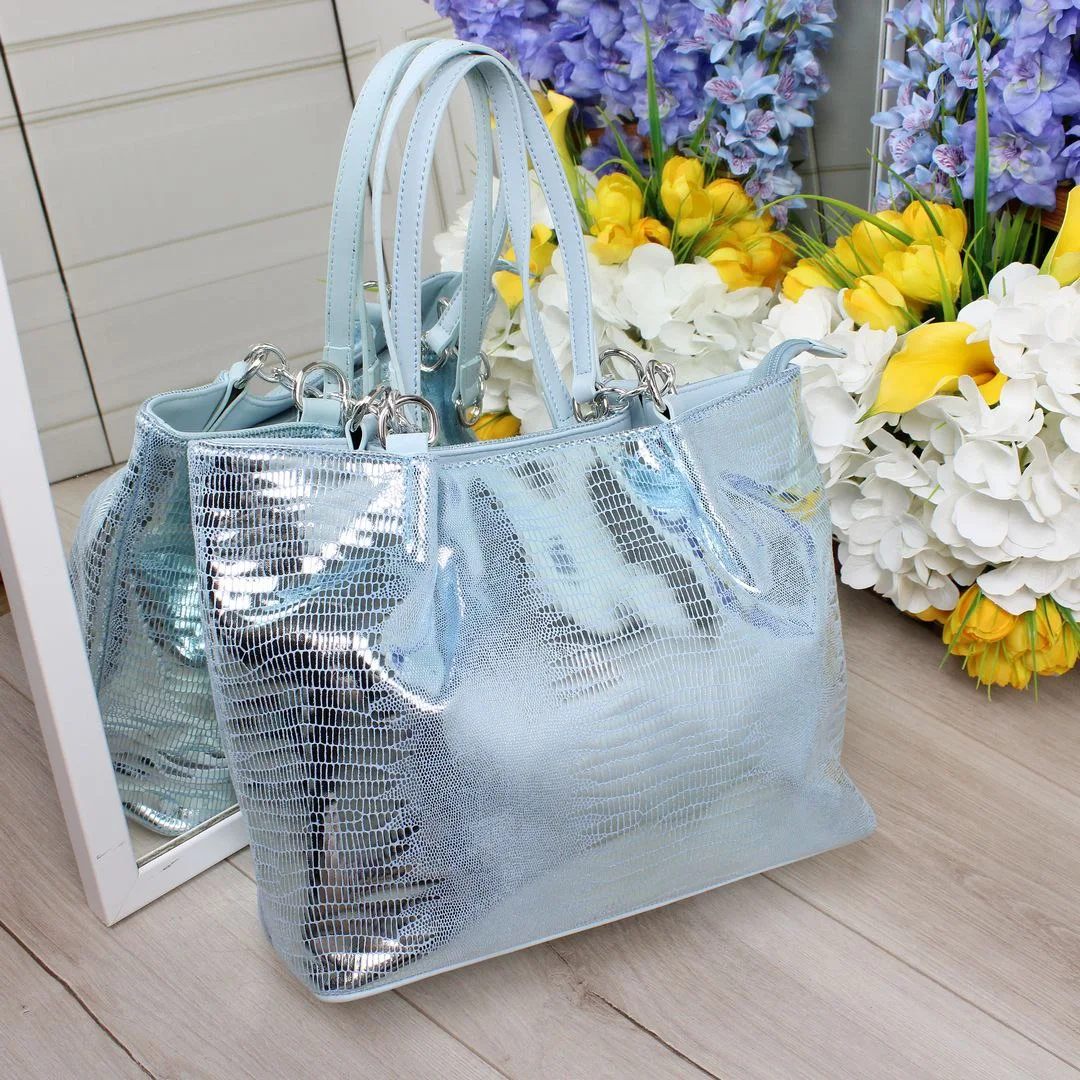 Жіноча блакитна сумка на плече для мандрівниці з екошкіри