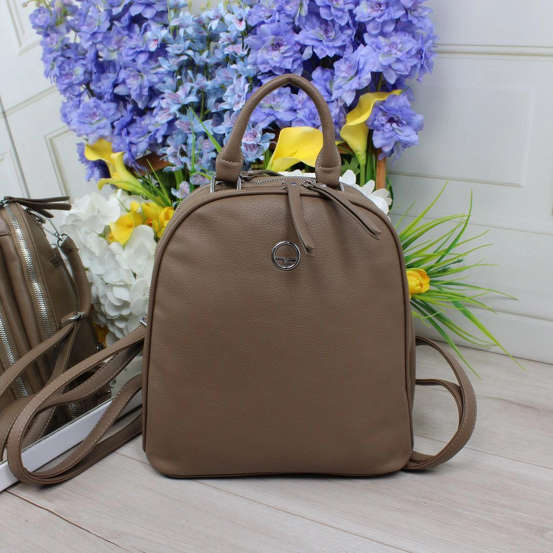 Жіноча сумка-рюкзак мокко з екошкіри для мандрівниці