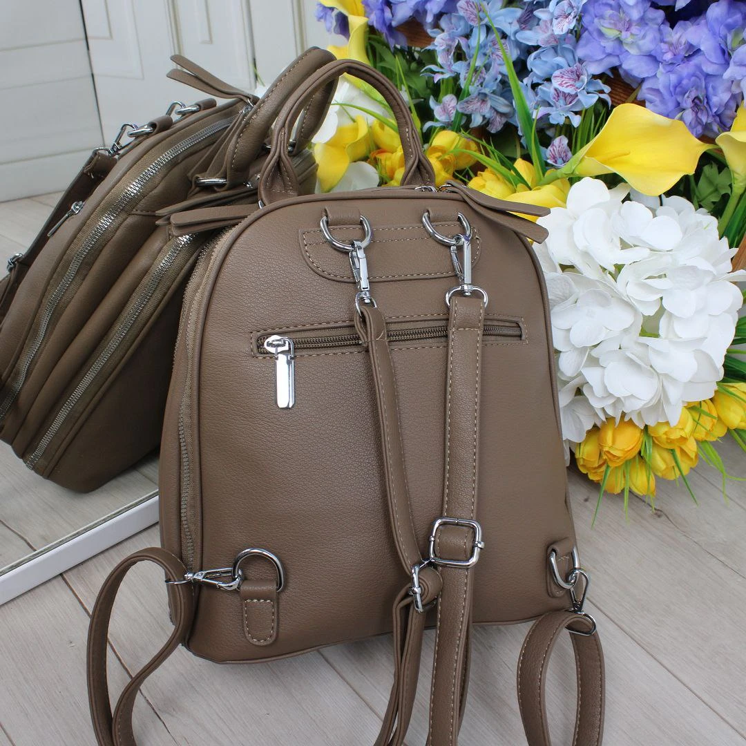 Жіноча сумка-рюкзак мокко з екошкіри для мандрівниці