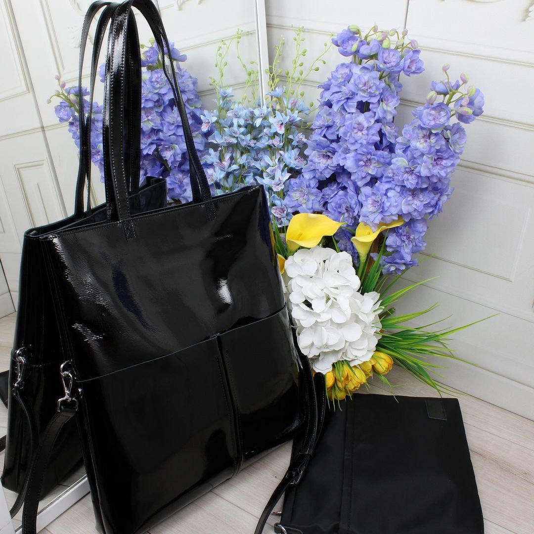 Жіноча лакована сумка-шопер чорна з косметичкою для особливих подій