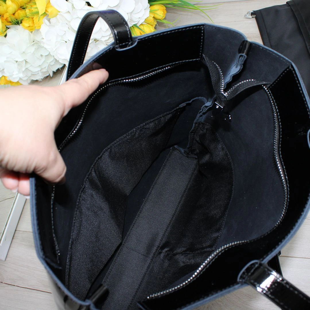 Жіноча лакована сумка-шопер чорна з косметичкою для особливих подій
