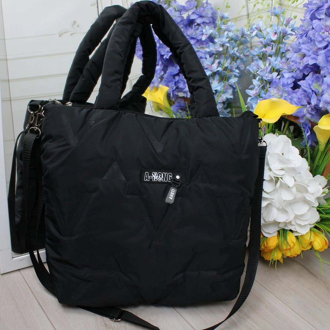 Жіноча чорна сумка з плащівки з регульованим ременем для міста