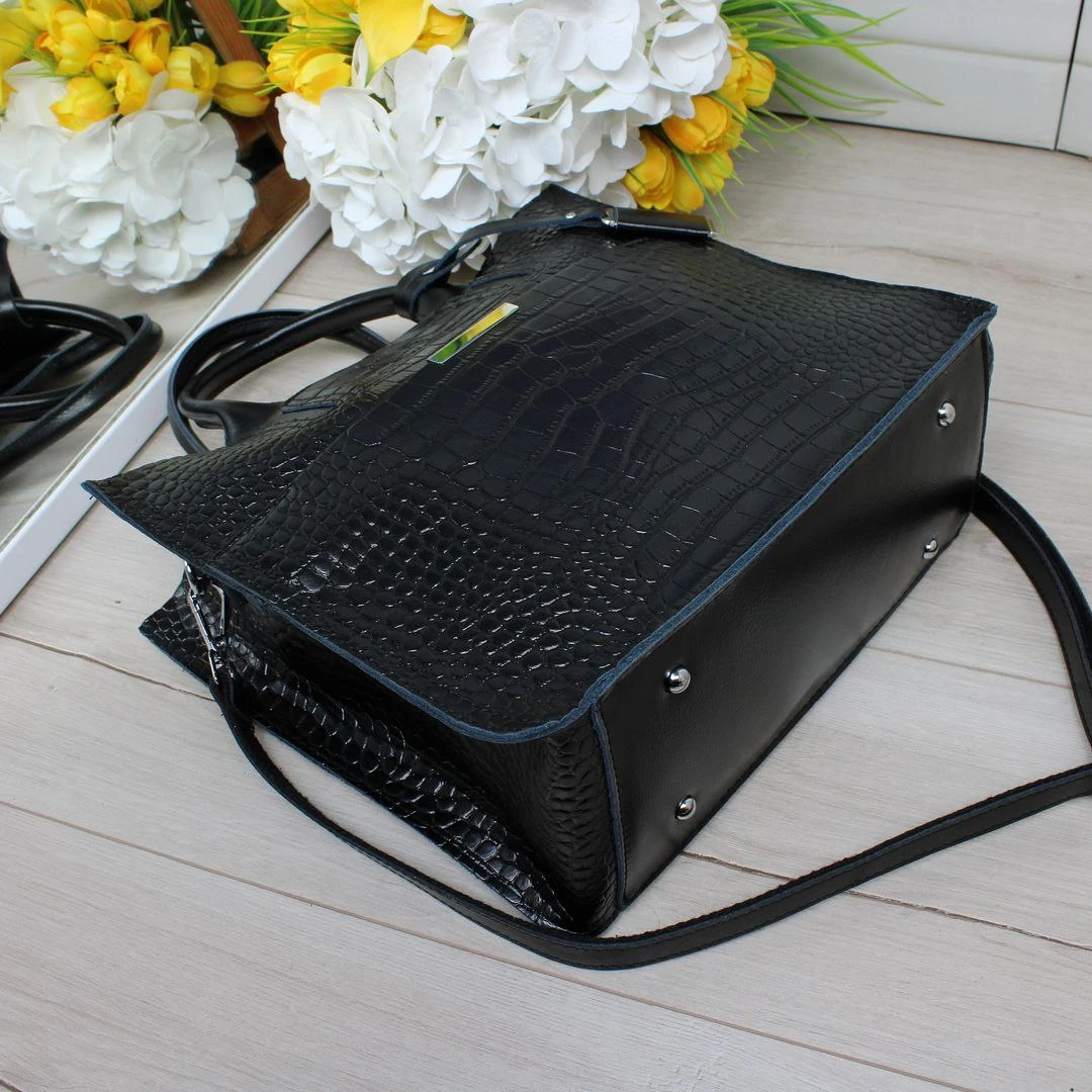 Жіноча чорна сумка з натуральної шкіри для ділового образу