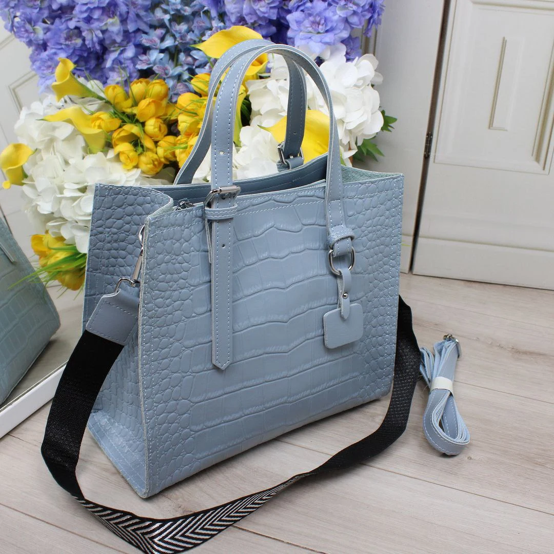 Блакитна сумка класична з натуральної шкіри для подорожей