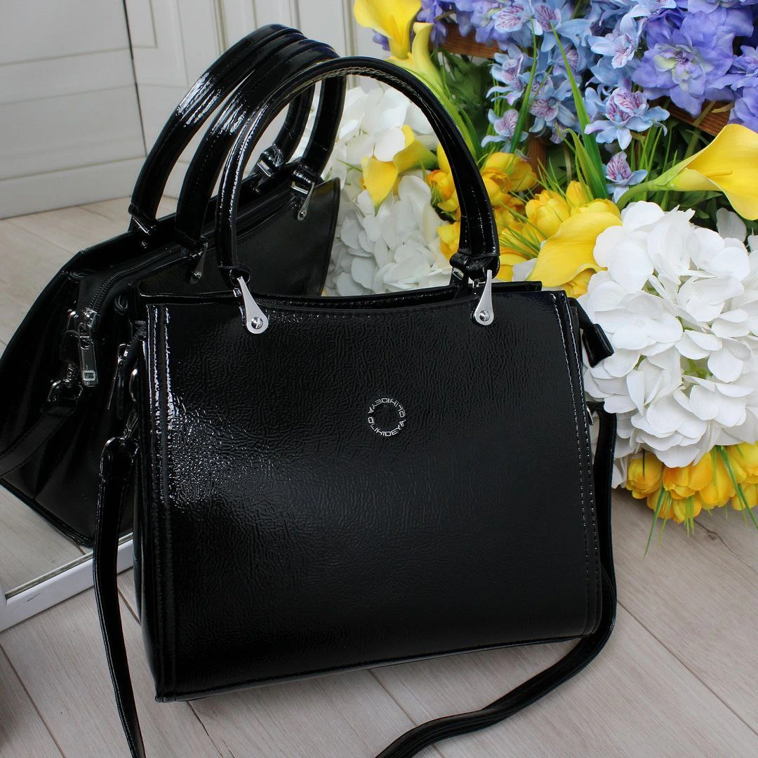 Жіноча сумка через плече для ділових зустрічей чорна лакована