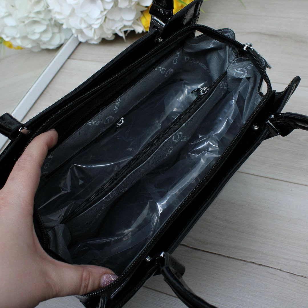 Жіноча сумка через плече для ділових зустрічей чорна лакована