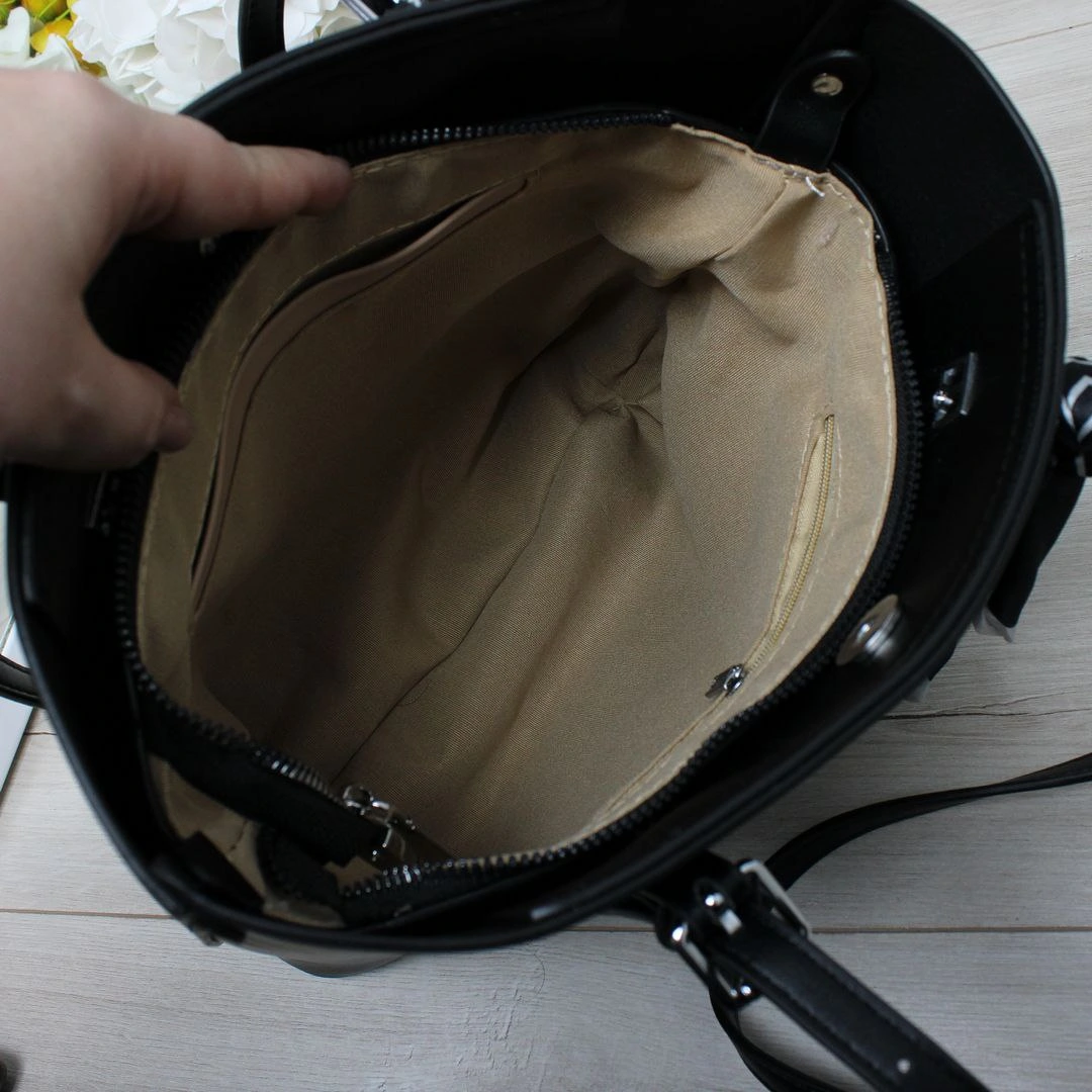 Жіноча сумка класична чорна з еко-шкіри з хустинкою для офісу