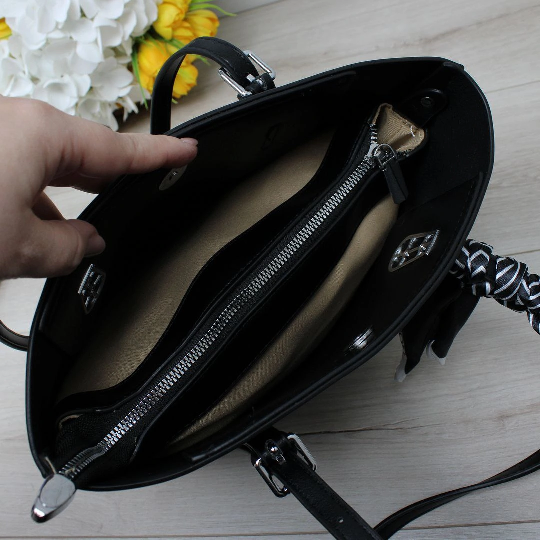 Жіноча сумка класична чорна з еко-шкіри з хустинкою для офісу