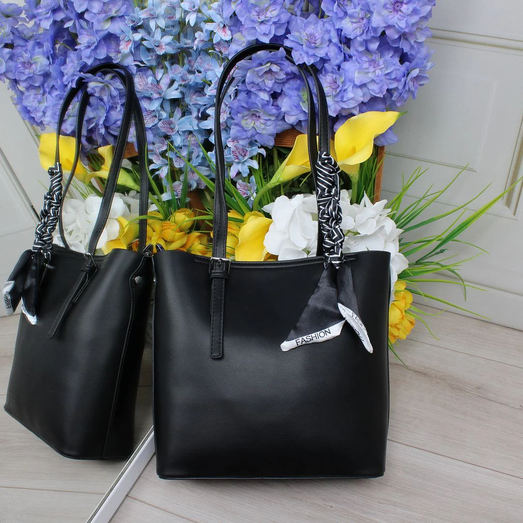 Жіноча сумка класична чорна з еко-шкіри з хустинкою для офісу
