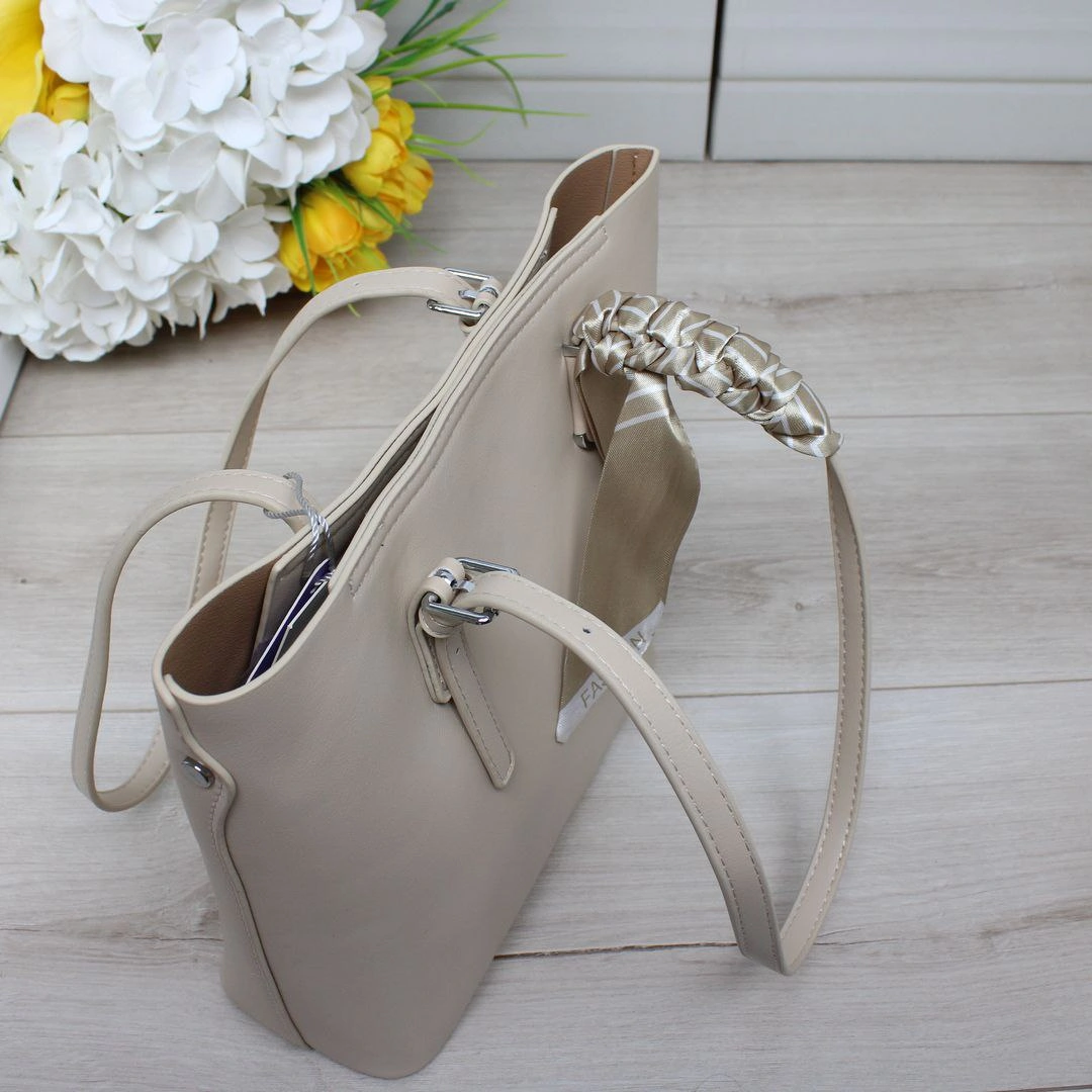 Бежева сумка класична з еко-шкіри для мінімалістки