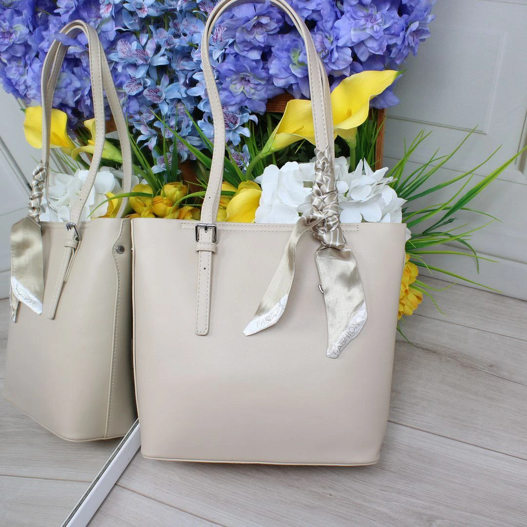 Бежева сумка класична з еко-шкіри для мінімалістки