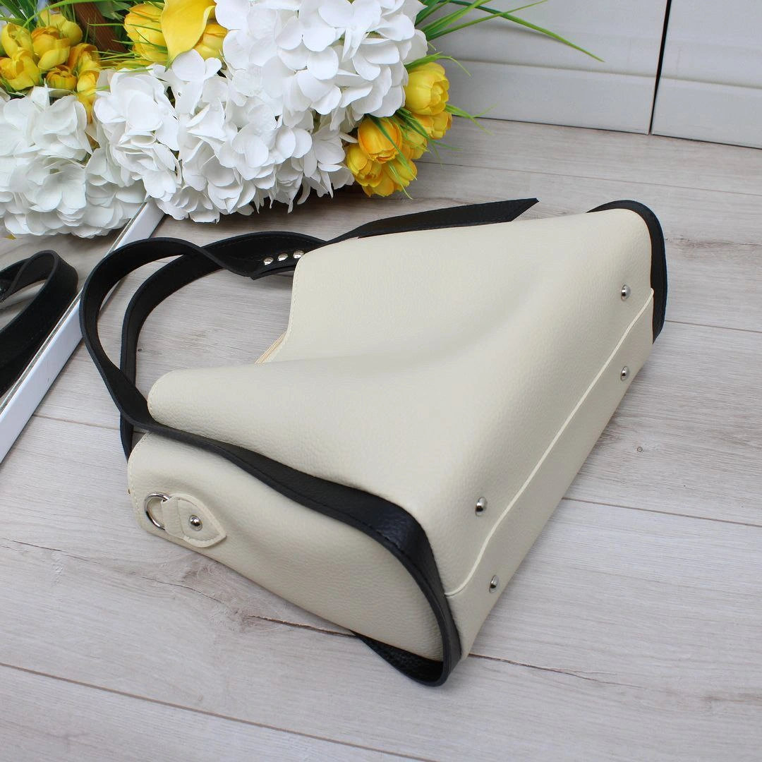 Жіноча стильна сумка через плече бежевого кольору для мінімалістки