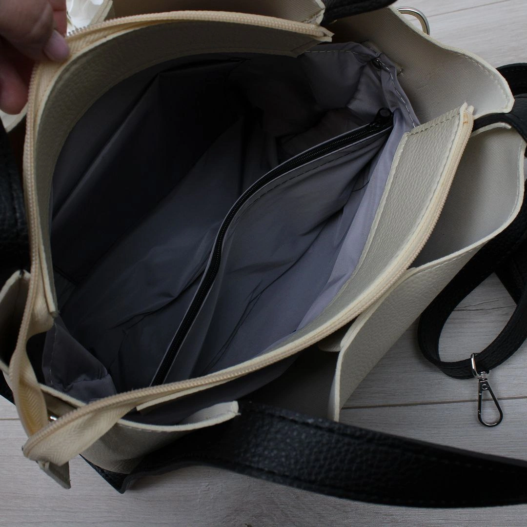 Жіноча стильна сумка через плече бежевого кольору для мінімалістки