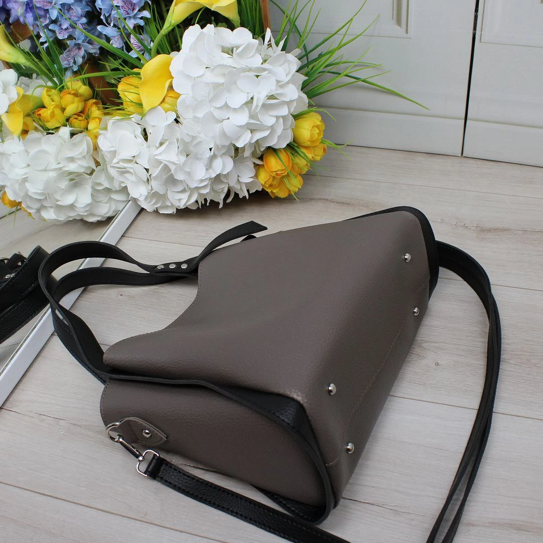 Жіноча сумка через плече кольору капучіно для осінніх прогулянок