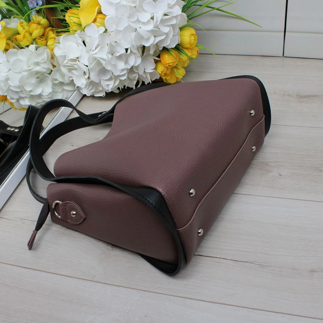 Жіноча сумка через плече кольору темна пудра для романтичного побачення