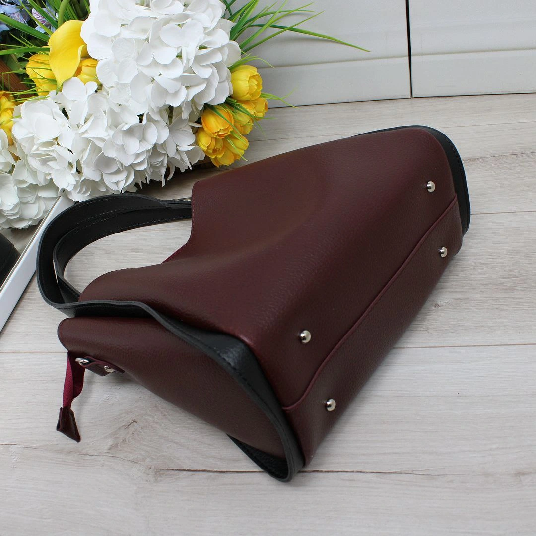 Жіноча сумка через плече бордового кольору для зимових свят