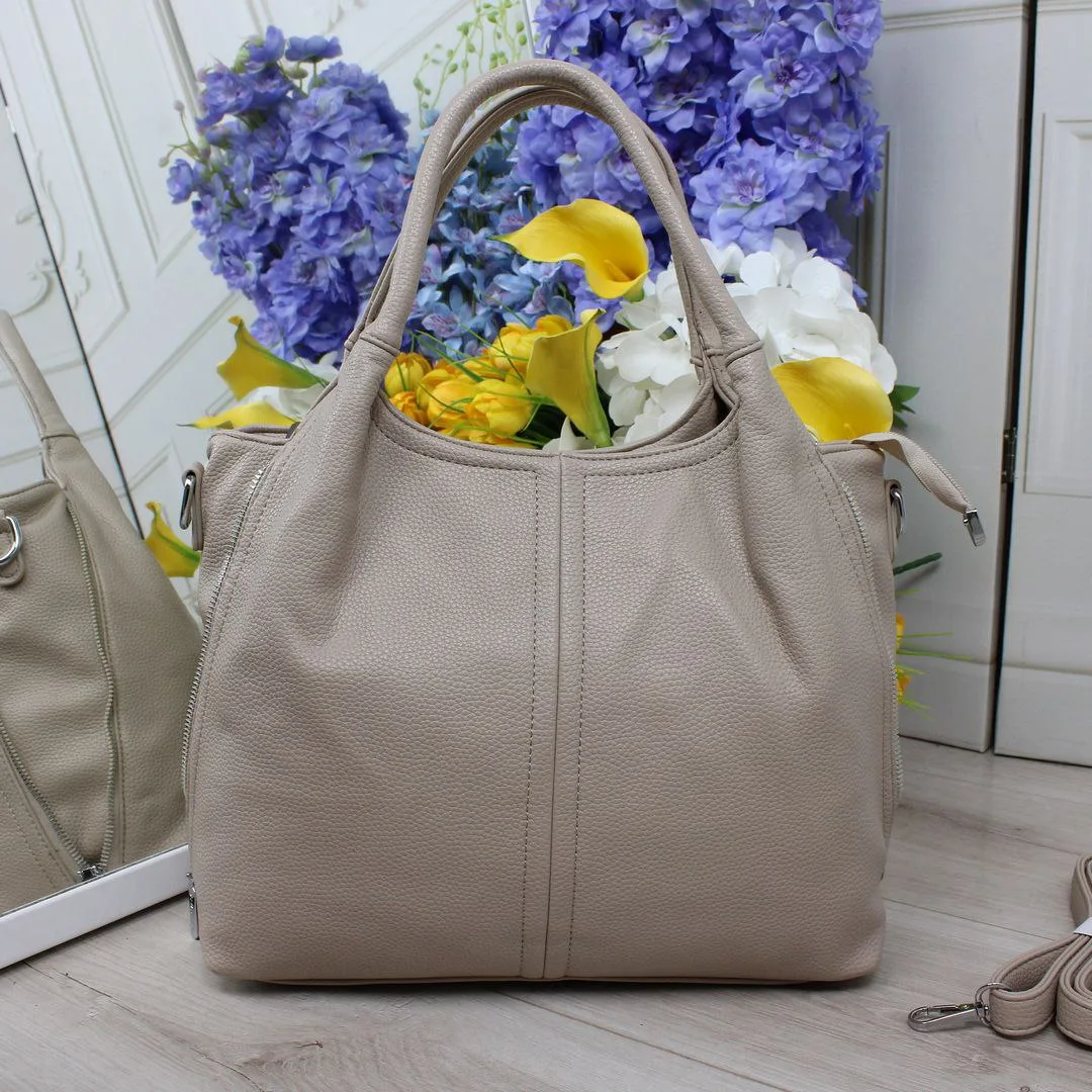 Жіноча сумка-мішок темно-бежевого кольору для подорожей літаком