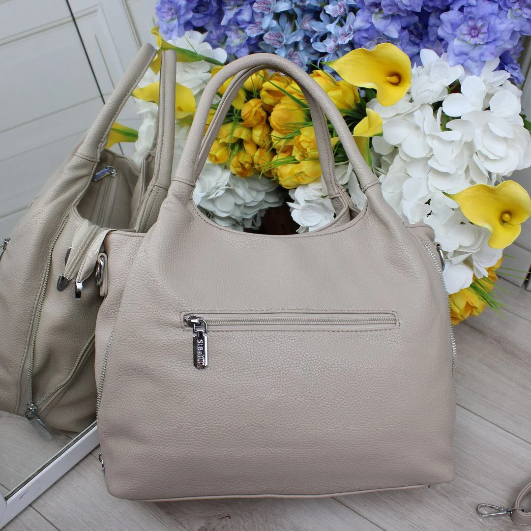 Жіноча сумка-мішок темно-бежевого кольору для подорожей літаком