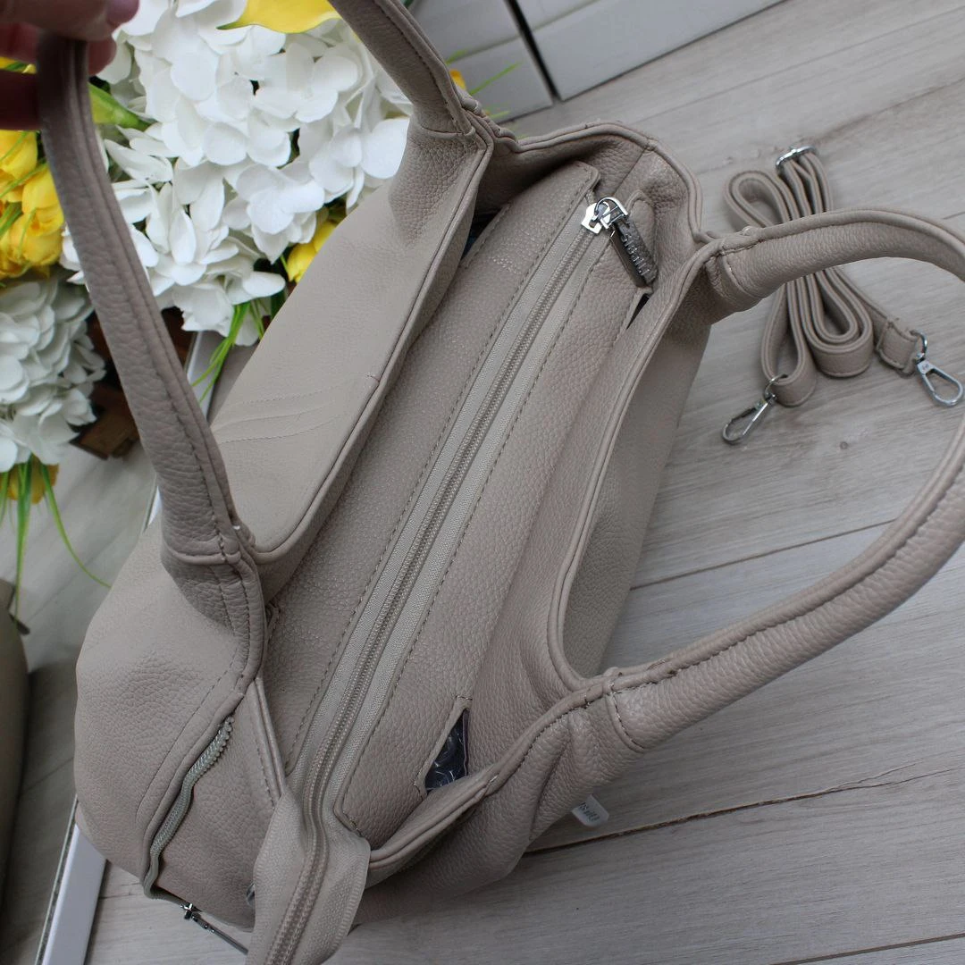 Жіноча сумка-мішок темно-бежевого кольору для подорожей літаком