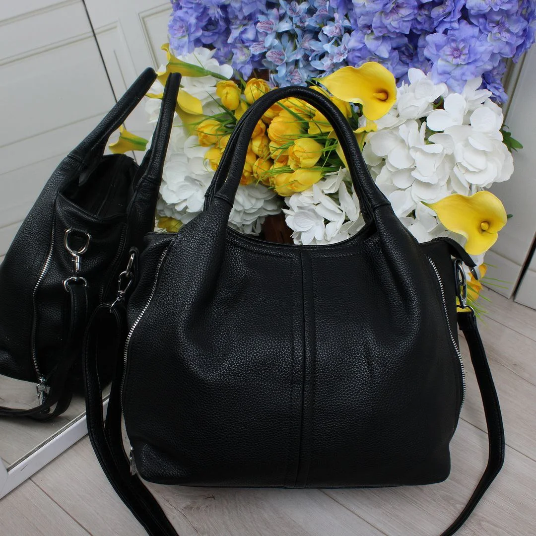 Жіноча сумка-мішок з еко-шкіри чорного кольору для міста