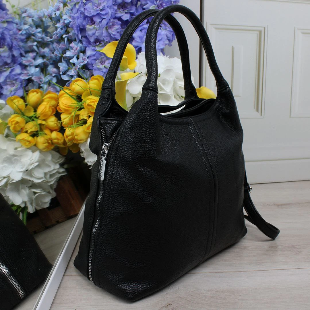 Жіноча сумка-мішок з еко-шкіри чорного кольору для міста