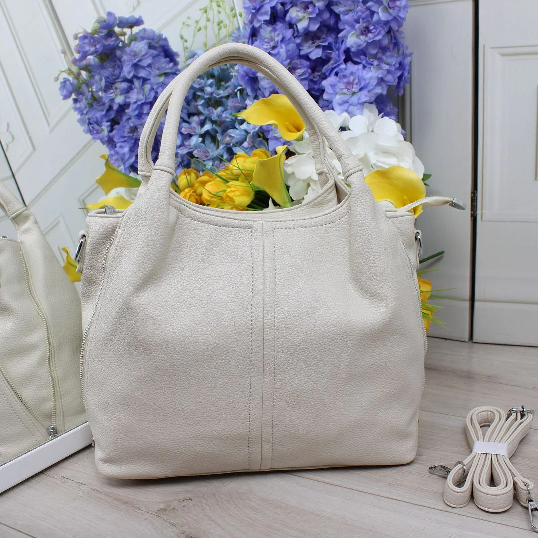 Жіноча молочна сумка-мішок з еко-шкіри для світлого образу