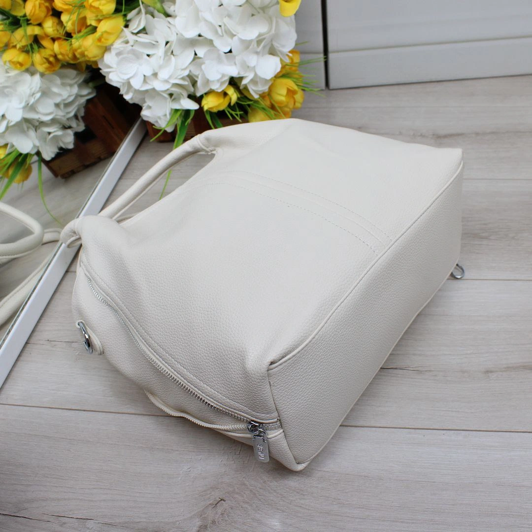 Жіноча молочна сумка-мішок з еко-шкіри для світлого образу