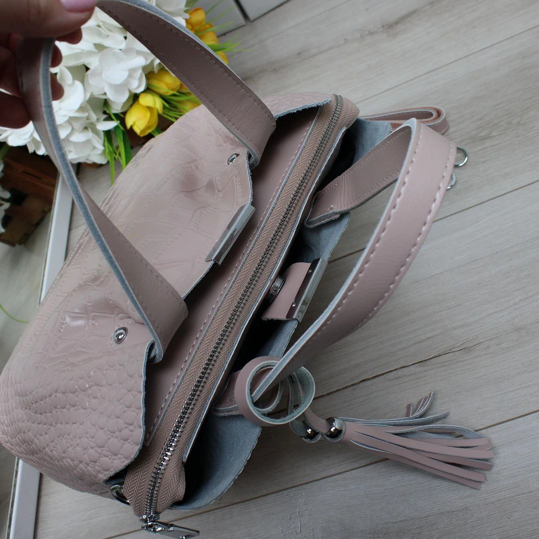 Жіноча сумка через плече з натуральної шкіри в ніжному пудровому кольорі