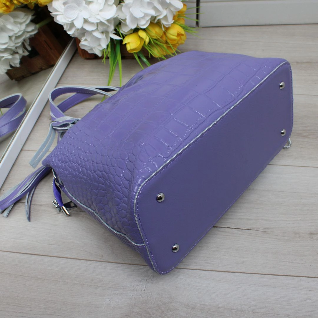 Жіноча сумка через плече з натуральної шкіри в насиченому фіолетовому кольорі