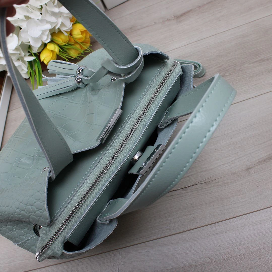 Жіноча сумка через плече кольору фісташка для весняного настрою