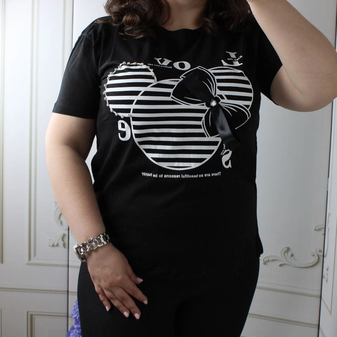 Жіноча чорна футболка з принтом для мінімалістки: бавовна