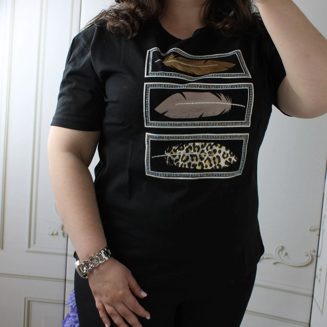 Жіноча футболка з принтом для подорожей: компактна бавовна