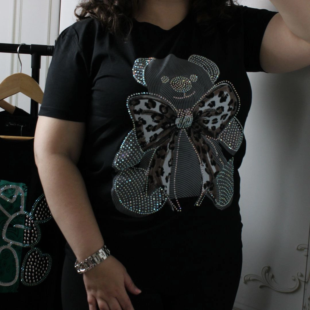 Жіноча чорна футболка з принтом для шопоголіка: трендовий базовик