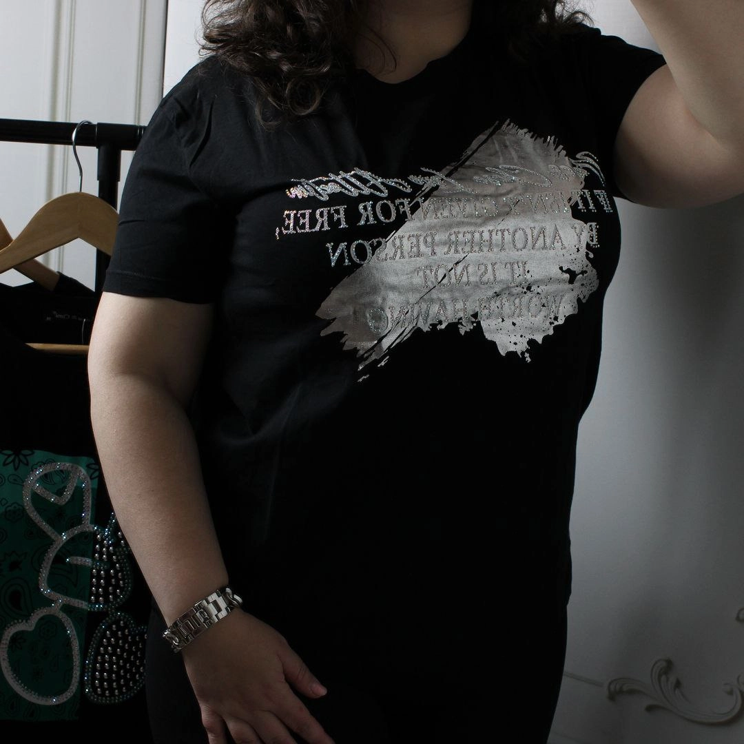 Жіноча чорна футболка з принтом для престижної леді: елегантна