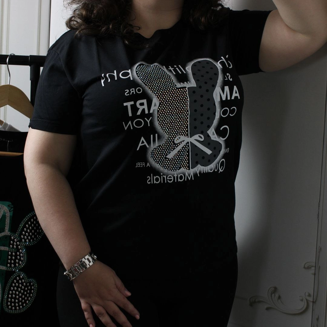 Жіноча чорна футболка з принтом для весняного офісного луку