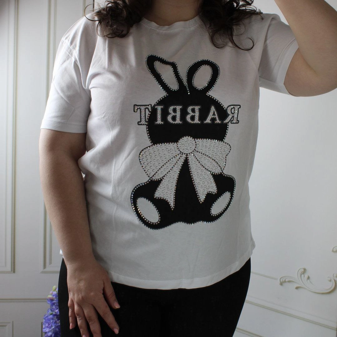 Жіноча біла футболка з принтом для зимових святкових днів