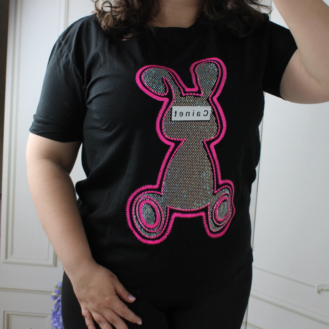 Жіноча чорна футболка з принтом для спортивного стилю