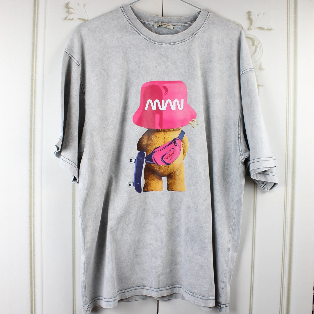 Жіноча сіра футболка з принтом для мінімалістичного гардеробу