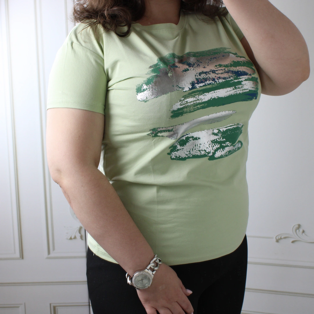 Жіноча футболка фісташкова для весняного офісного луку: свіжість